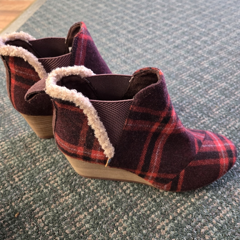 Tom's wedge ankle boots red plad size 7.5